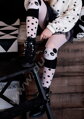 detail dievčenských pančúch - siloniek Ling-ling3D40 Knittex s bodkami, medvedíkom na kolene