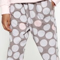 detail dievčenských pyžamových nohavíc 944 Time Cornette s bodkami, patentom