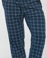 detail pánskych károvaných pyžamových nohavíc Cornette 691/42 s vreckami