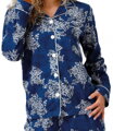 detail modrého dámskeho pyžama Alis 1127 M-Max na gombíky, s kvetmi