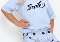 detail modrého dievčenského pyžama s vreckami, krátkym rukávom Chloe 2904 Taro
