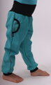 tyrkysové detské softshellové nohavice Jožánek z boku, s vreckami, reflexným pásom