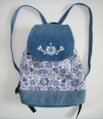 dámsky folklórny batoh s výšivkou Hand Made Línia, z recyklovanej rofloviny, bielo modrý