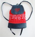 dámsky folklórny batoh červený s výšivkou Hand Made Línia, z recyklovanej rifloviny