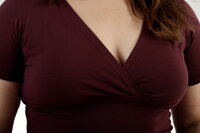 detail tehotenského trička Barbora Jožánek s krátkym rukávom a V výstrihom