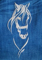 detail výšivky koňa na dámskom batohu Hand Made Línia z recyklovanej rifloviny