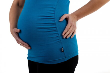 detail tehotenského trička Vanda Jožánek s mini rukávom a V výstrihom
