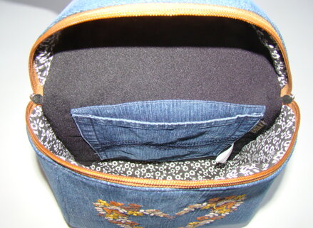 vnútro dámskeho batohu z recyklovanej rifloviny Hand Made Línia, s vreckom, podšívkou