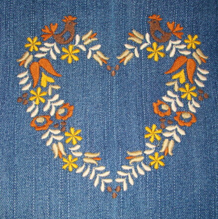 detail hnedej folklórnej výšivky na dámskom batohu Hand Made Línia z recyklovanej rifloviny
